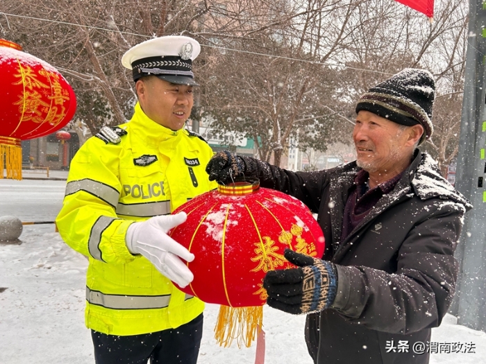 白水縣公安局交通管理大隊在中瑞新廣場精舉辦了“安全燈謎鬧元宵 平安幸福慶佳節(jié)”活動。