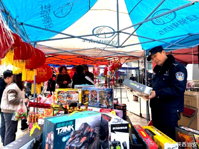 富平公安民警開展安全檢查。