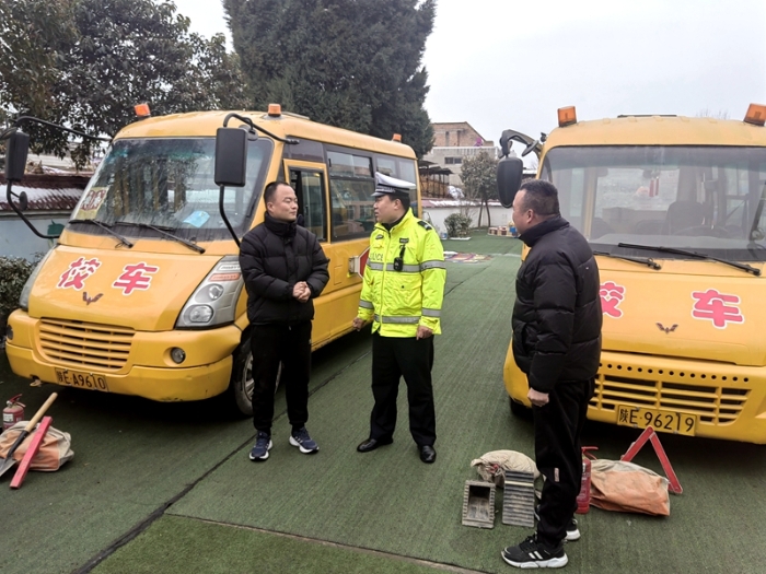華州公安交警積極開展校車安全大檢查行動。