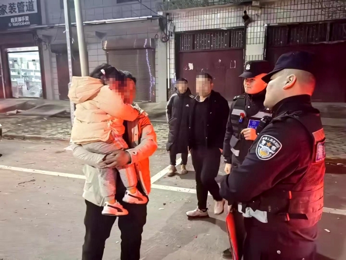 蒲城警民合力找回貪玩“走失”女童。