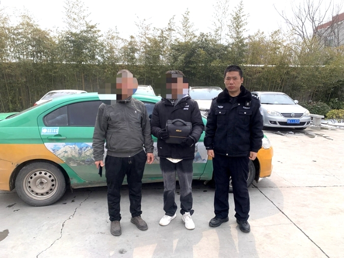 華陰公安西岳派出所為游客找回遺失相機獲好評。