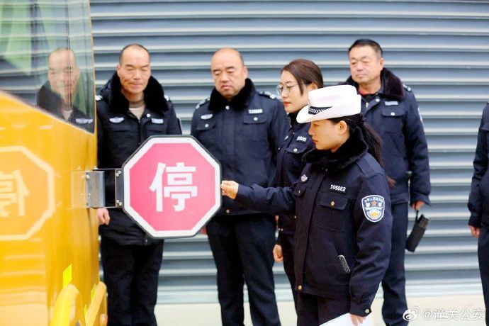 潼關交警開展交通安全培訓并對校車進行安全大檢查。 