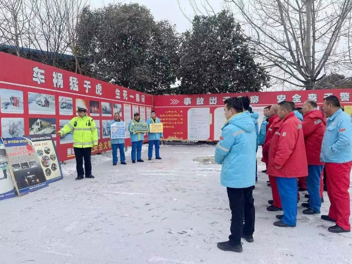 臨渭交警開展春季危化品車輛交通安全宣傳活動.