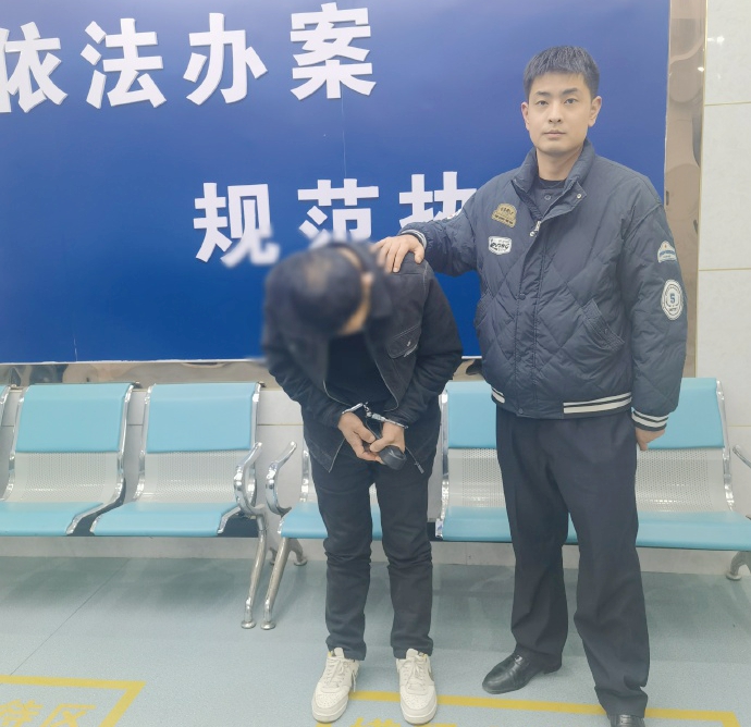 合陽公安抓獲網(wǎng)逃人員。