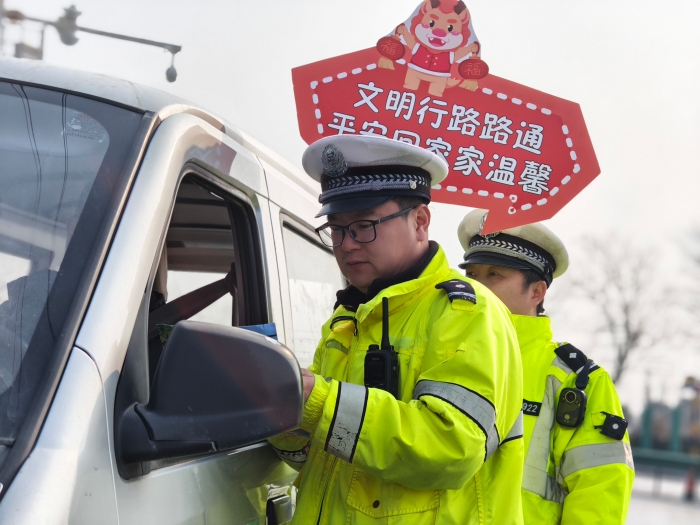 華州公安交警開展交通安全宣傳活動。