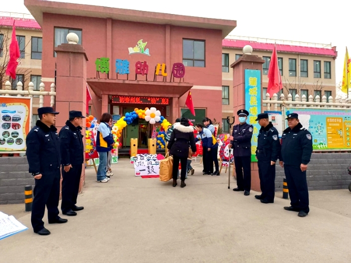 蒲城公安重泉路派出所全力護航開學季。