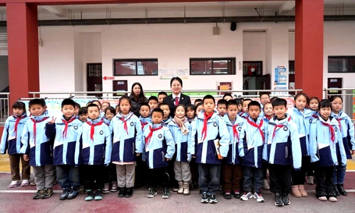 合陽縣人民法院聯合縣關工委、縣婦聯共同走進合陽縣天和園小學，為同學們送上新年新學期“法治第一課”。
