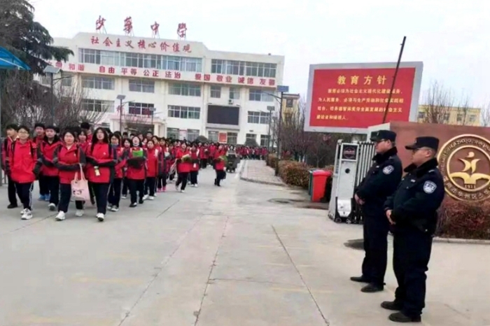 華州民警在校園周邊執勤。