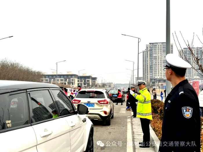 韓城交警在校園周邊主要路段執勤，護學站崗，指揮交通，維護交通秩序。