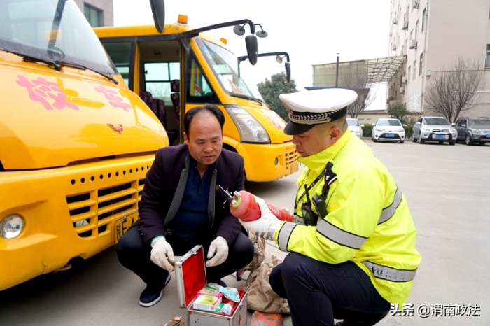 2月26 日，華州公安交警對轄區校車進行安全大檢查。