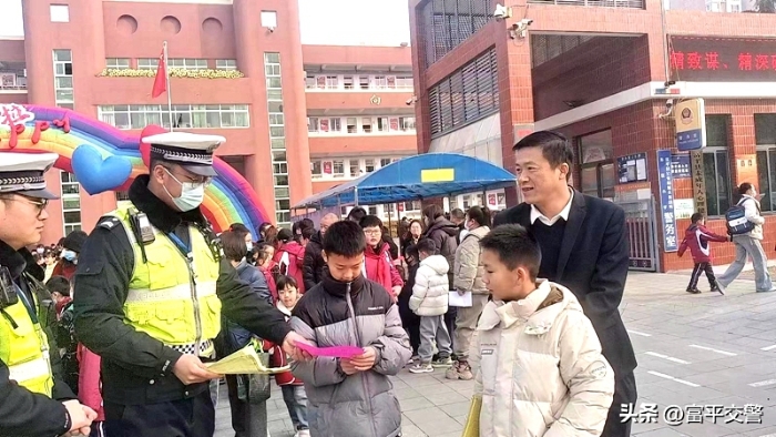 富平交警對學生進行交通安全宣傳。