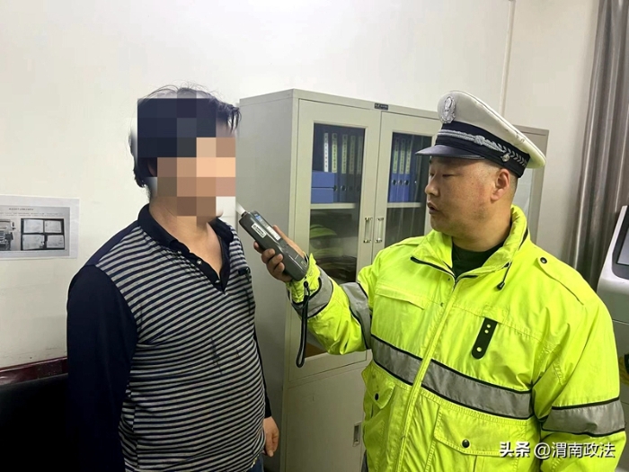 韓城交警查處一起酒后騎摩托車交通違法行為。