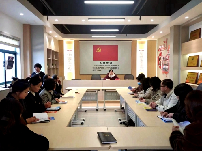 澄城縣司法局組織社區法律顧問深入城關街道寶塔社區開展普法宣傳工作。