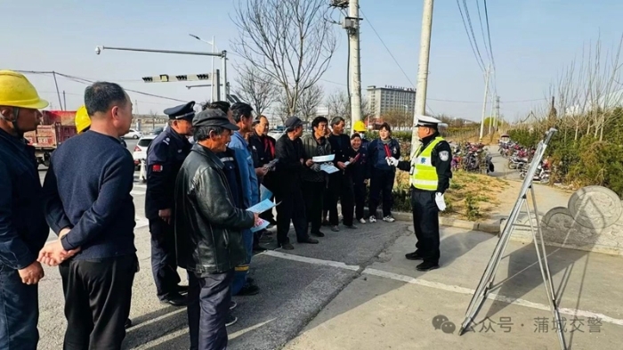 蒲城交警向進城務工人員宣傳交通安全知識。