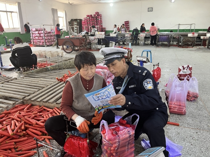 大荔公安交警集中開展交通安全宣傳活動。