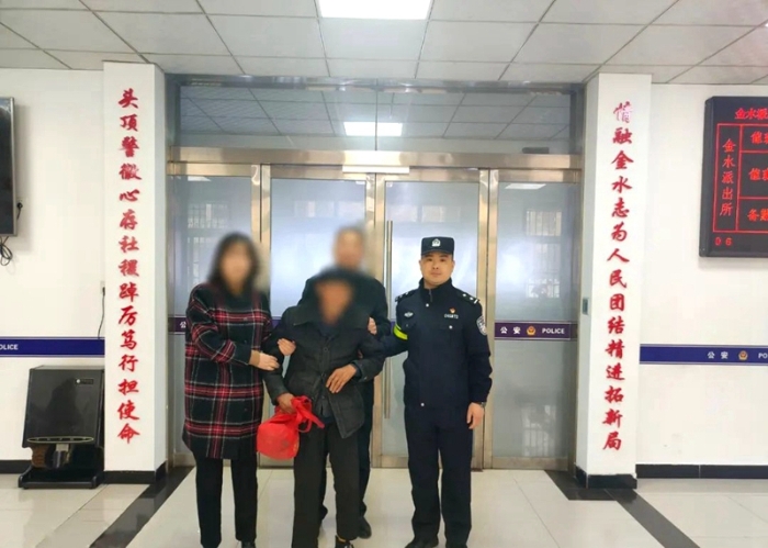 合陽民警救助走失老人。