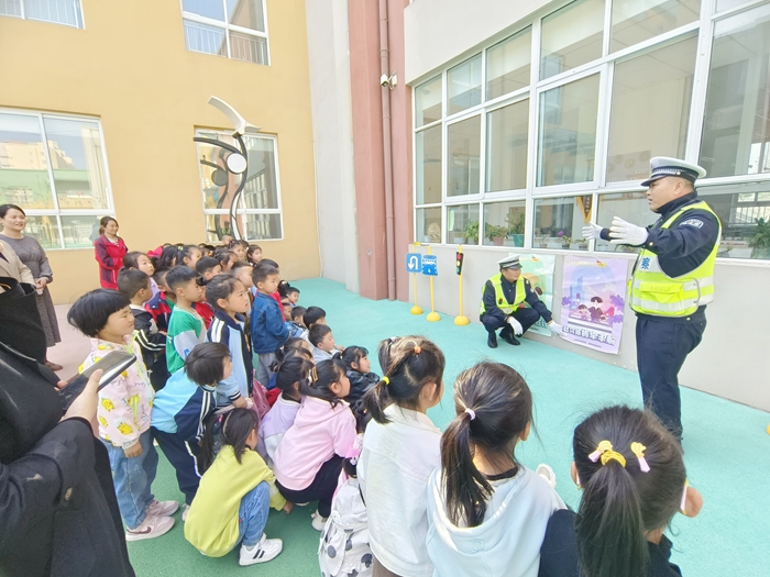 蒲城公安交警進校園開展“知危險  會避險”宣傳活動。