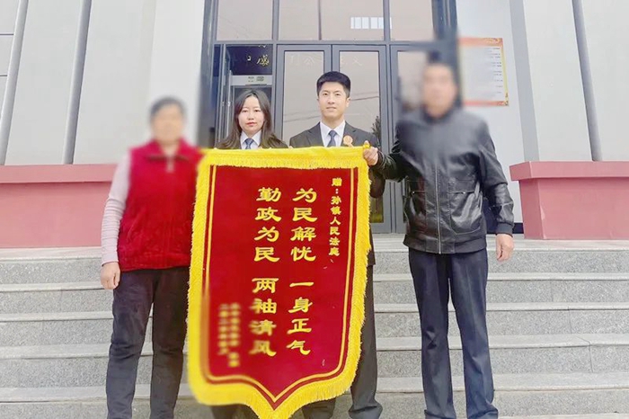 蒲城法院妥善化解糾紛獲贈錦旗。
