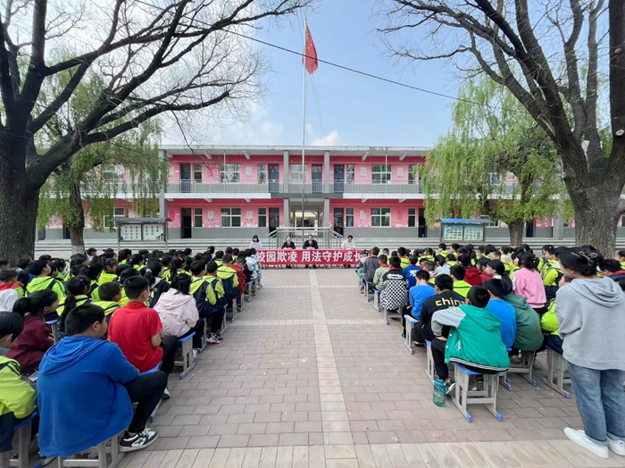 富平縣人民法院美原人民法庭干警開展“拒絕校園欺凌 用法守護成長”專題講座。