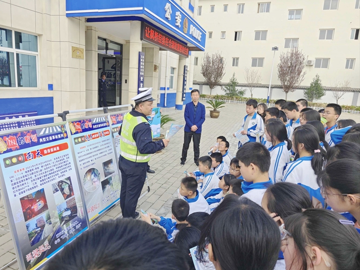 白水公安史官派出所開展“學生進警營”參觀體驗活動。