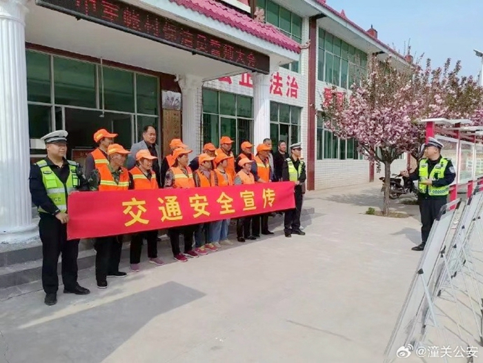 潼關公安交警走進鄉村社區開展“一盔一帶”交通安全宣傳活動.