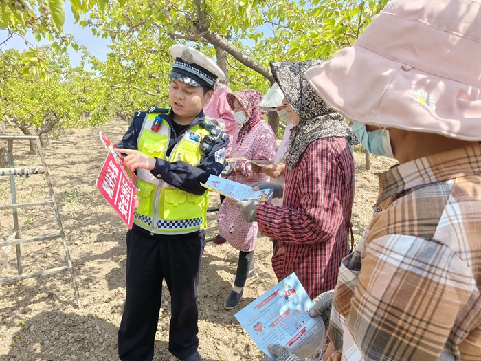 大荔公安交警在轄區開展“美麗鄉村行”主題宣講活動。
