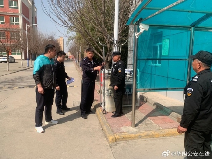 華陰公安西岳派出所組織民警深入轄區校園開展安全檢查。