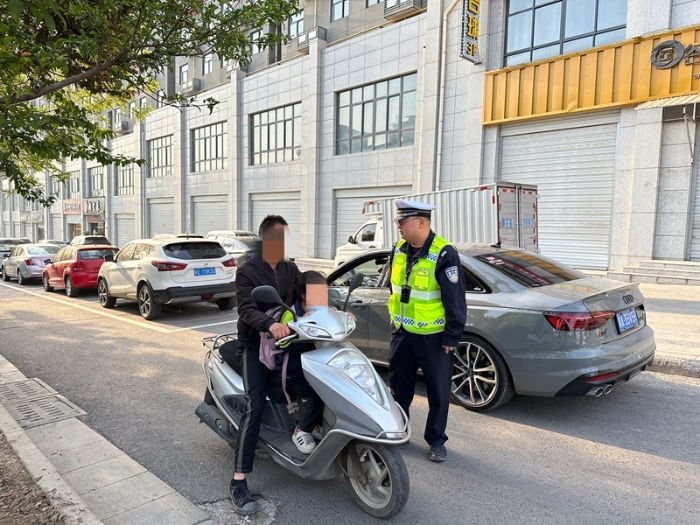 韓城公安交警集中整治行人、非機動車交通違法行為。