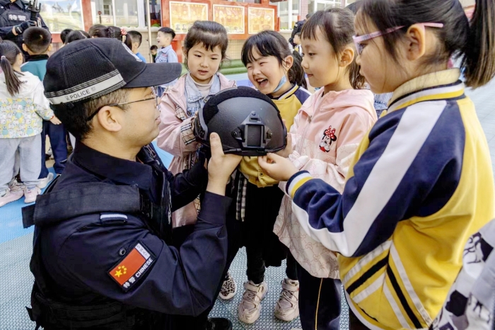 白水縣公安局巡特警大隊走進白水縣縣幼兒園開展安全知識防范教育活動。