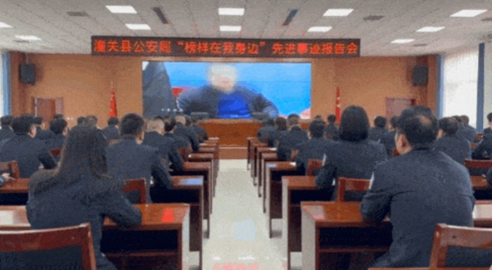 潼關(guān)公安舉行“榜樣在身邊”先進(jìn)事跡報告會。