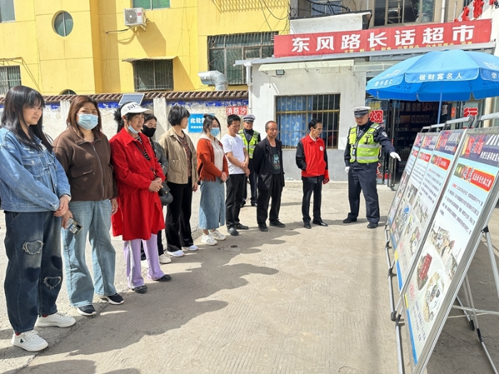 白水公安交警開(kāi)展“4·15”全民國(guó)家安全教育日宣傳活動(dòng)。
