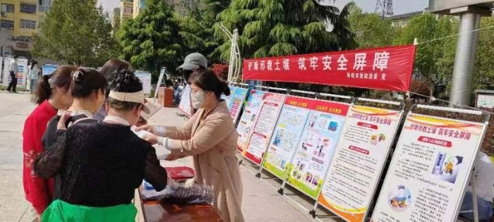 韓城市結(jié)合全民國(guó)家安全教育日開(kāi)展反邪教宣傳月活動(dòng)。