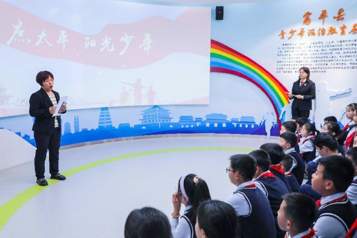 富平縣法律援助中心聯(lián)合縣實(shí)驗(yàn)小學(xué)開展實(shí)地學(xué)法研學(xué)活動。