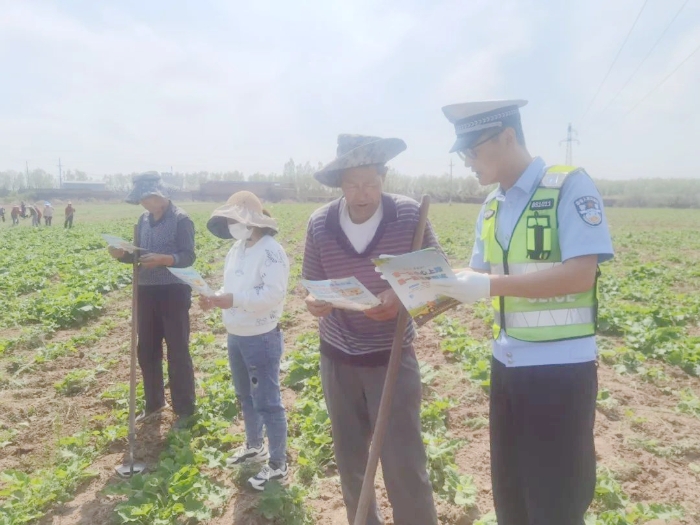 白水交警走進(jìn)田間地頭開展交通安全宣傳活動。