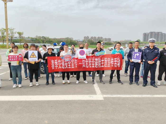 大荔公安交警走進(jìn)華秦駕校開展春季道路交通安全宣傳活動。