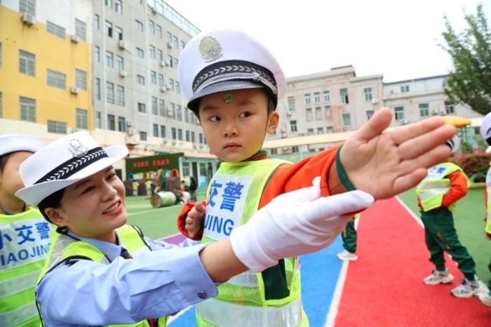 潼關交警微幼兒園小朋友講授交通安全課。
