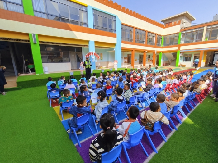 白水交警走進幼兒園開展交通安全宣傳活動。