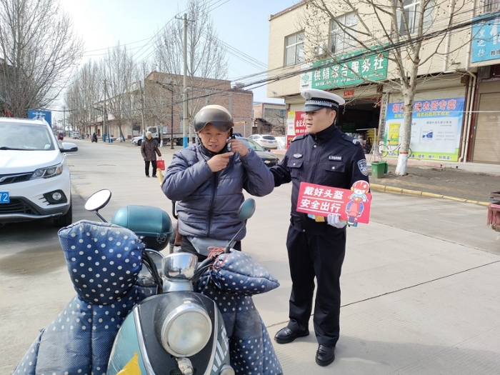 大荔公安交警開展“一盔一帶”交通安全宣講活動。