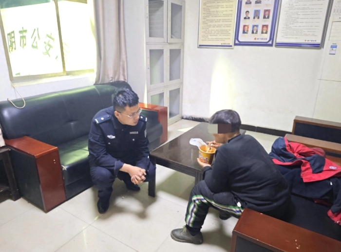 華陰公安暖心救助迷路老人。