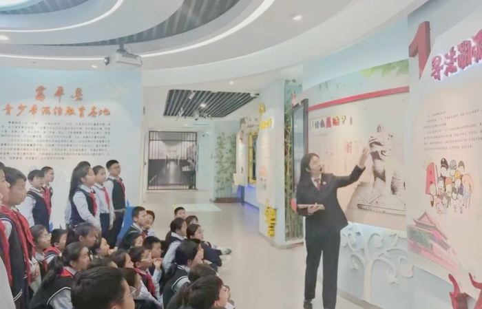 實驗小學師生走進富平縣青少年法治教育基地。