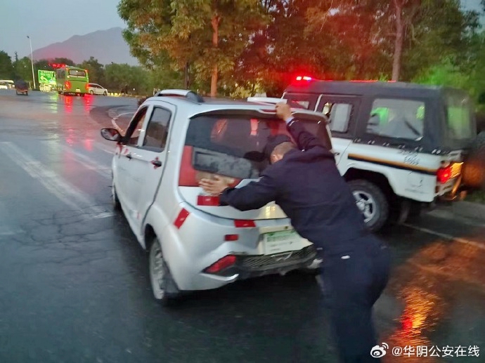 華陰公安幫助車主將故障車輛推移至路邊安全路段。