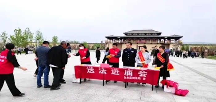 白水縣司法局開展送法“進(jìn)廟會”宣傳活動。