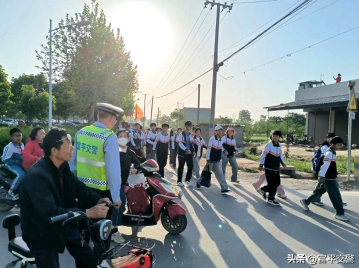 富平交警西禹中隊全程護航華中學生研學“平安路”。