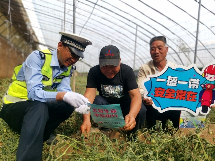 蒲城縣公安局交通管理大隊民警走進黨定村大棚示范基地開展交通安全宣傳活動。