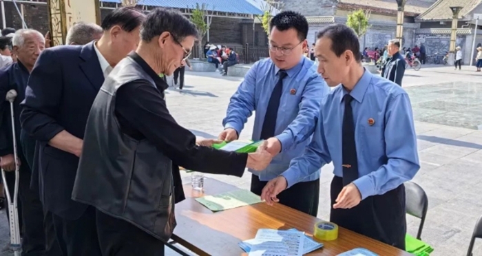 合陽縣檢察院聯合宣傳部、市場監督局、公安局，在縣城中心廣場開展了“檢”護知識產權，“合”護創新發展主題法治宣傳活動。