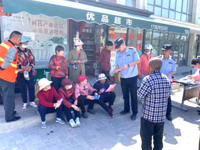 白水公安雷牙派出所與陜西省農(nóng)村信用社聯(lián)合開展反詐宣傳。