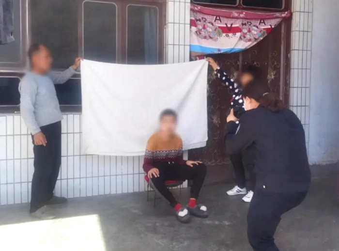 白水公安戶政窗口民警為殘疾兒童上門辦理身份證。