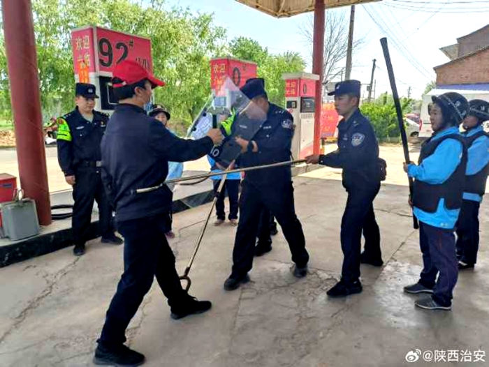 合陽公安金水派出所聯(lián)合服務(wù)區(qū)加油站開展反恐防暴演練。