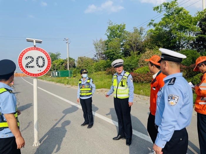 華州公安交警聯(lián)合公路段開展道路安全隱患排查治理工作。