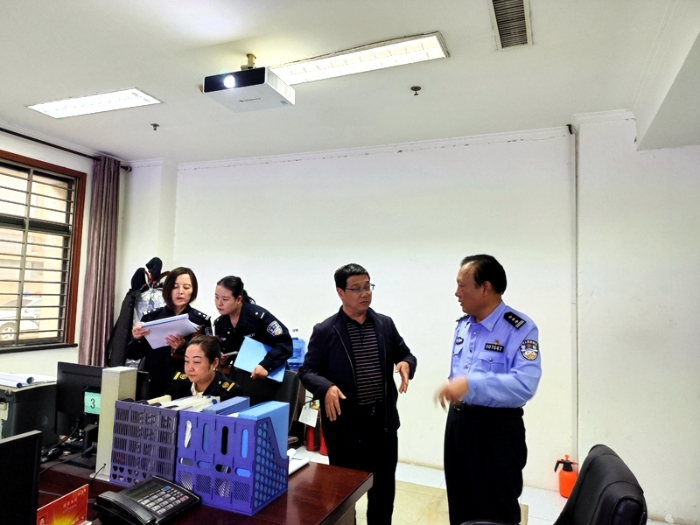 高新交警大隊(duì)開展“五一”節(jié)前交通安全大檢查。